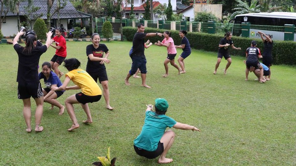 Suasana keseruan tim ganda putri pelatnas tahun 2017 dalam acara Gelar Gathering dipimpin lansung oleh kepala pelatih Eng Hian. Copyright: &copy; HUMAS PBSI